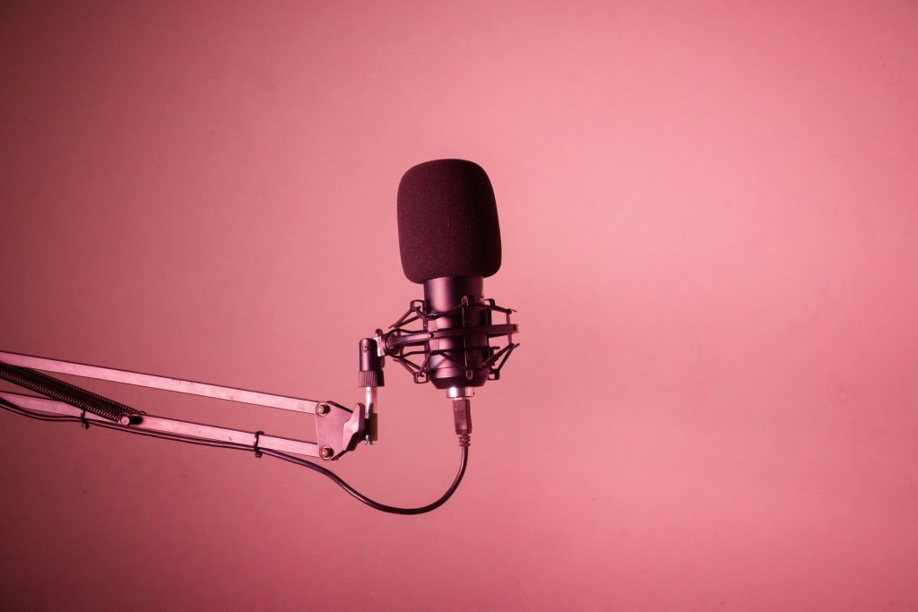 Effective communication in English with intentional pauses