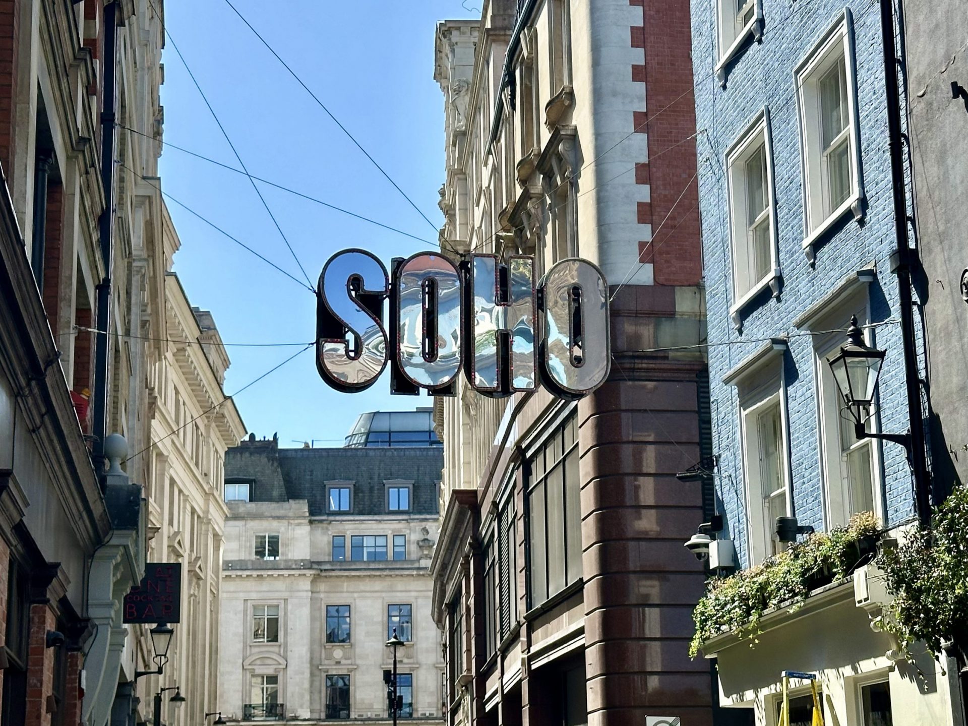Mayfair to Soho English immersion tour